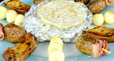 Camembert au barbecue, brochettes et travers de porc