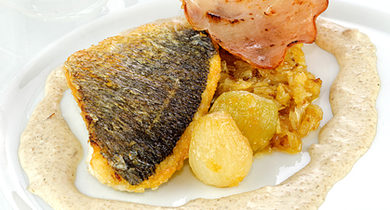 Dorade poêlée à la peau, sauce bacon