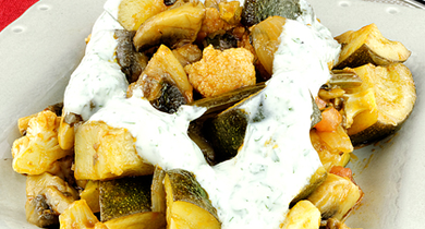 Grecque de légumes, sauce yaourt à la coriandre
