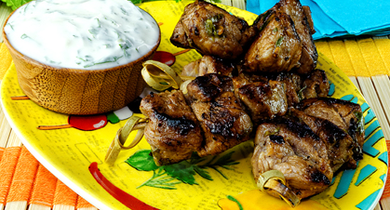 Mini-brochettes d'agneau, sauce mentholée