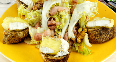 Salade aux croûtons, lard, noix et Camembert