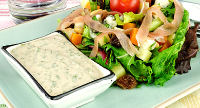 Salade fromagère, sauce yaourt aux herbes