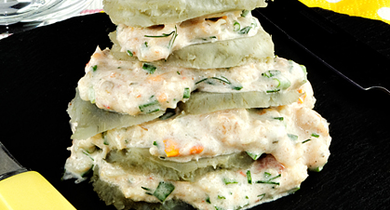 Superposition d'artichauts et miettes de crabe