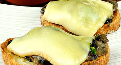 Pain grillé, champignons à la raclette