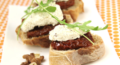 Mini bruschettas aux tomates confites, roquette et Rondelé Noix de Dordogne