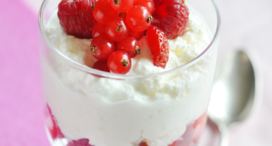 Mousse légère sur fruits rouges