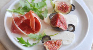 Mozzarella, jambon de Parme et figues en salade