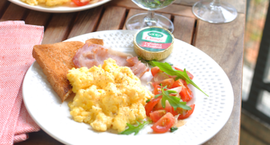 Œufs brouillés et petite salade fraîche