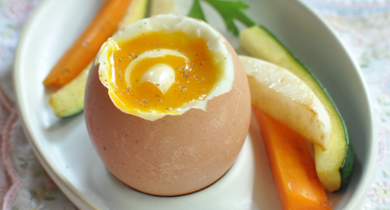 Oeufs à la coque et mouillettes de légumes grillés