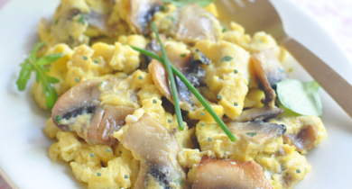 Oeufs brouillés, champignons et Rondelé ail et fines herbes