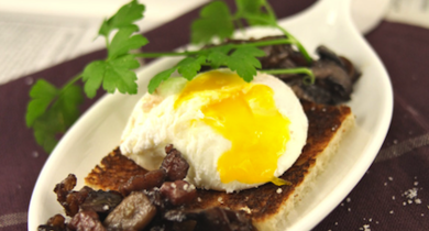 oeufs pochés, poêlée de champignons au vin rouge