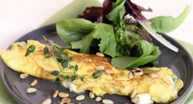 Omelette de chèvre frais mentholée et pignons de pin