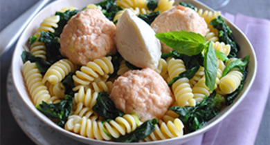 One Pot Pasta aux boulettes de saumon, ricotta et épinards