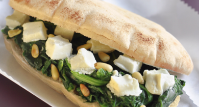 Pain pita au fromage de brebis Salakis et épinards