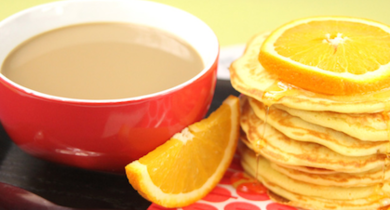 Matin Léger de Lactel au Café au Lait avec ses Pancakes à l’orange et au miel sans lactose