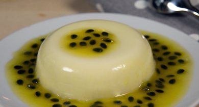 Panna cotta au chocolat blanc et coulis aux fruits de la passion