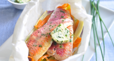 Papillote de rouget et légumes, au beurre d'herbes