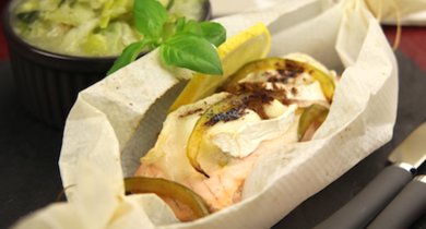 Papillote de saumon au chèvre Président sur lit de poireaux