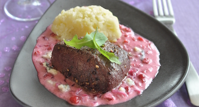 Pavé de biche aux airelles et roquefort