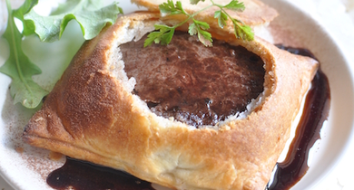 Tournedos d'autruche en croûte, sauce cacao