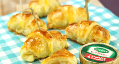 Petits croissants au Société Crème, abricots et noix