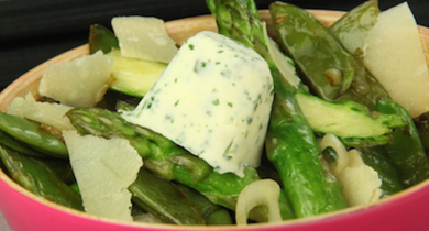 Poêlée d’asperges au parmesan et son beurre fondant aux herbes