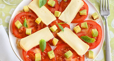 Salade tomates, avocats et reblochon 
