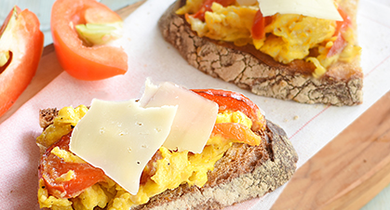Toasts à la piperade et à l'Ossau-Iraty Istara