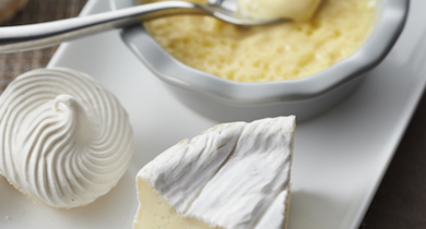 Camembert et meringues au poivre, crème tremblante vanille intense