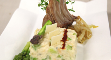 Risotto crémeux aux asperges vertes et au safran, carré d’agneau rôti