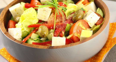 Salade au fromage de brebis et poivrons grillés