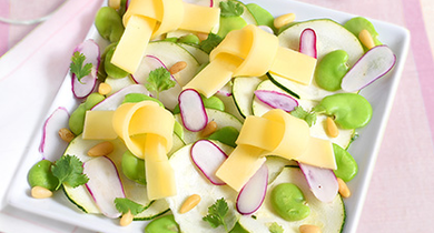 Salade courgettes fèves radis et emmental