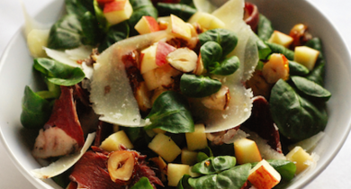 Salade de mâche, pommes, magret de canard fumé, et Ossau-Iraty de Istara