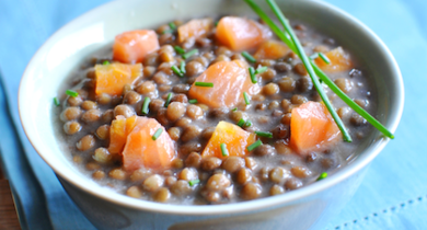 Salade tiède de lentilles crémées aux dés de saumon fumé