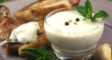 Sauce au yaourt aux épices et à la menthe