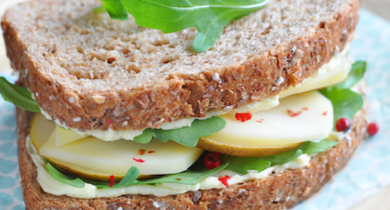 Encas au pain de seigle, miel et tomme de brebis 