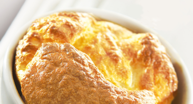 Soufflé aux trois fromages, sésame et pavot