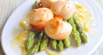 Saint-Jacques, asperges et émulsion de cardamome 