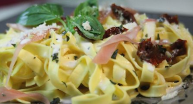 Tagliatelles au jambon de parme, tomates confites et basilic