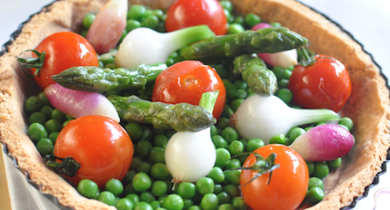 Tarte aux petits pois et légumes de saison