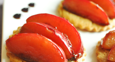 Tarte fine aux prunes et à la lavande