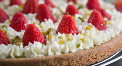 Tarte à la crème de pistache, fraises et chantilly