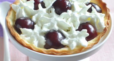 Petites tartes aux cerises et crème fouettée