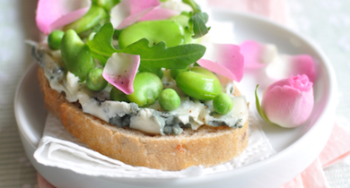Tartines fraîches au Roquefort et pétales de rose