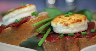 Tartine chaude au magret fumé et au fromage de chèvre Président