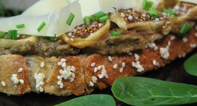 Tartine de caviar d’aubergines, figues séchées et comté