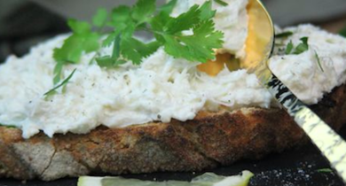 Tartine de pain de campagne aux rillettes de crabe 