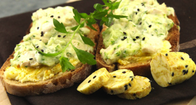 Tartine de poulet au beurre de sésame noir