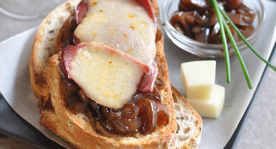 Tartines au confit d'oignons rouges, magrets et Istara