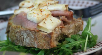 Tartines tomate, jambon et P’tit Basque Istara 